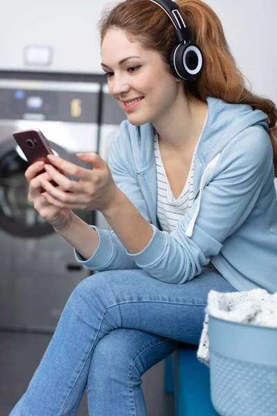 Gelukkige Huisvrouw Vrouw Luistert Naar Muziek Hoofdtelefoon Wasserij — Stockfoto