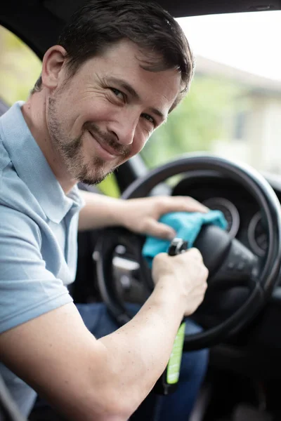 Jovem Limpando Interior Seu Carro — Fotografia de Stock