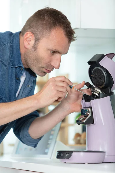 Homem Reparar Máquina Café Cozinha — Fotografia de Stock
