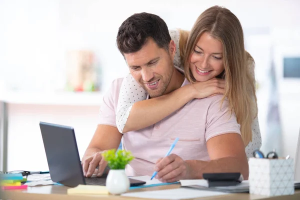 积极的年轻夫妇在家里拥抱和计算账单 — 图库照片