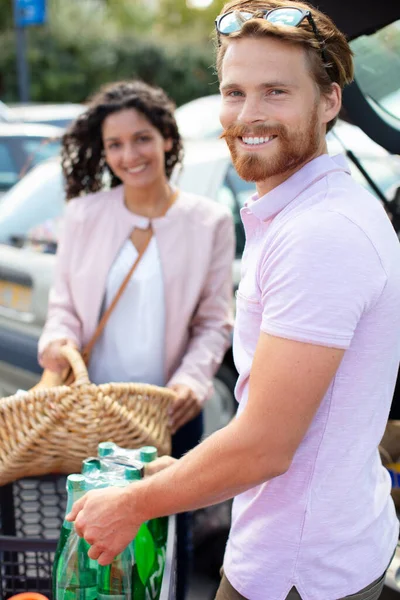 Feliz Casal Coloca Mantimentos Seu Carro — Fotografia de Stock