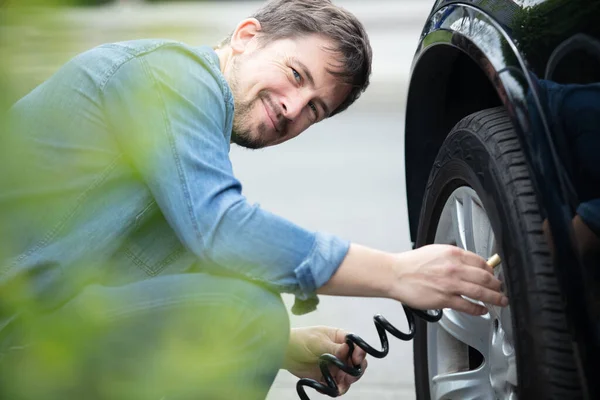 Smiling Man Inflate Rubber Tires Car — Stock Photo, Image