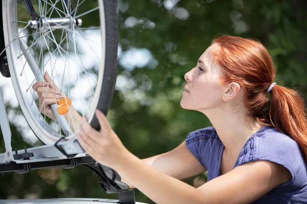 Ciclista Feminino Tomando Bicicleta Montanha Cremalheira Carro — Fotografia de Stock