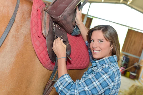Senhora Segurando Sela Cavalo — Fotografia de Stock