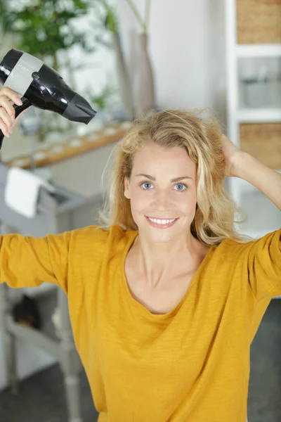 Lycklig Kvinna Som Torkar Håret — Stockfoto