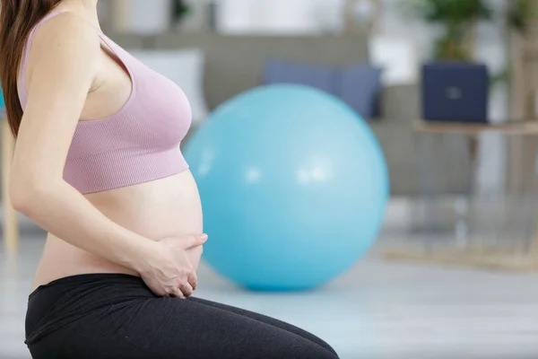 Schwangere Trainiert Yoga Und Streichelt Ihren Bauch — Stockfoto