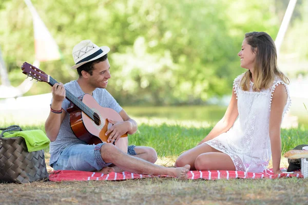 Hombre Mujer Están Mintiendo Relajándose Con Una Guitarra —  Fotos de Stock