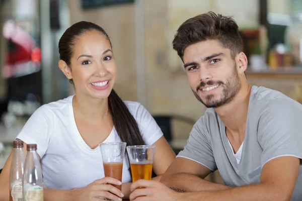 在咖啡馆里喝酒的夫妻的画像 — 图库照片