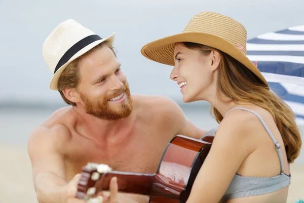 Glückliches Junges Paar Strand Beim Gitarrespielen — Stockfoto