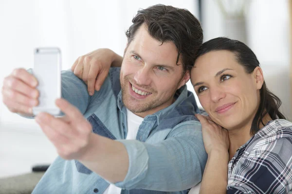 Pareja Tomando Selfie Con Teléfono Celular Casa —  Fotos de Stock