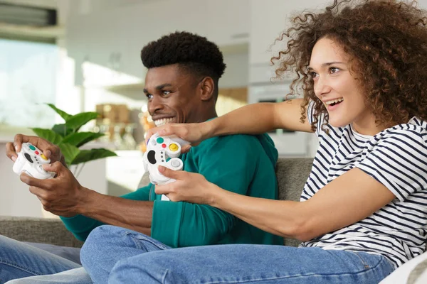 Муж Жена Играют Видеоигры Джойстиками Руках — стоковое фото