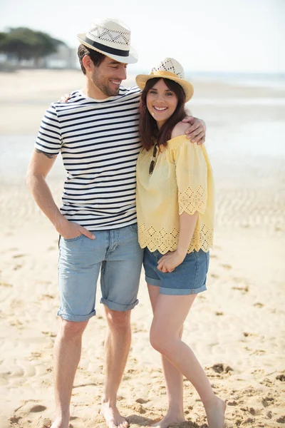 在浪漫的旅行蜜月旅行中散步的海滩夫妇 — 图库照片