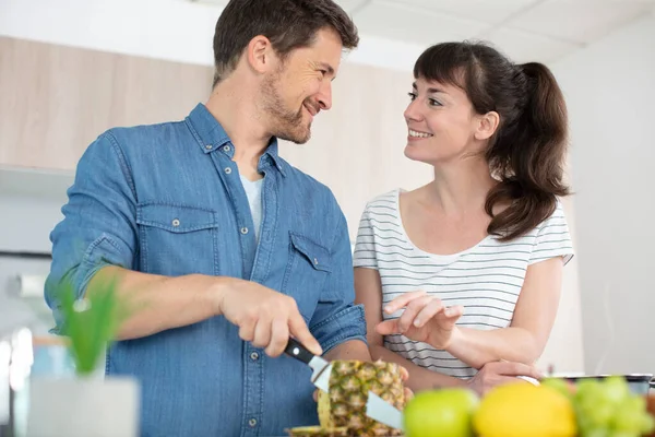 Glückliches Junges Paar Kocht Gemeinsam Hause — Stockfoto
