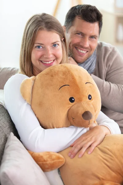 Happy Couple Big Teddy Bear — Stock Photo, Image