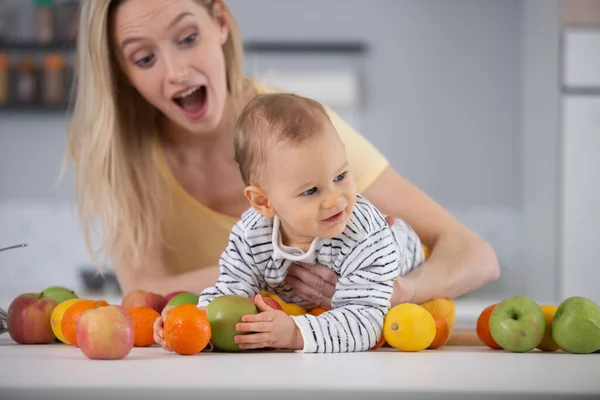 Bambino Circondato Frutta Verdura — Foto Stock