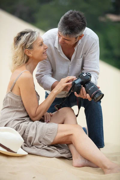 Appy Coppia Sposata Facendo Servizio Fotografico Sulla Spiaggia — Foto Stock