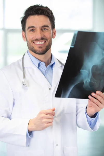 Junge Ärztin Hält Röntgenbild Mit Büro Hintergrund — Stockfoto