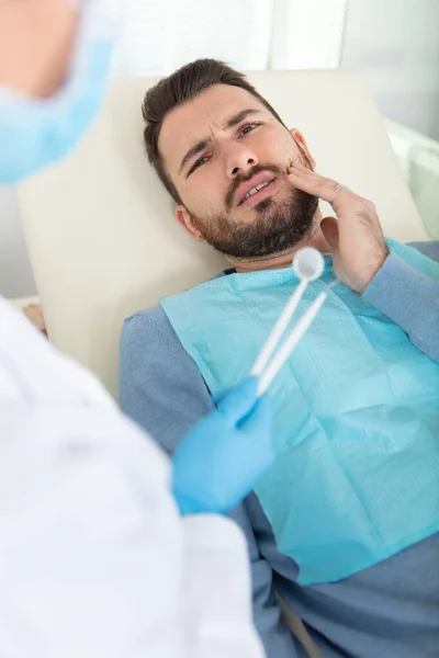 Schöner Junger Mann Mit Zahnschmerzen Zahnarztstuhl — Stockfoto