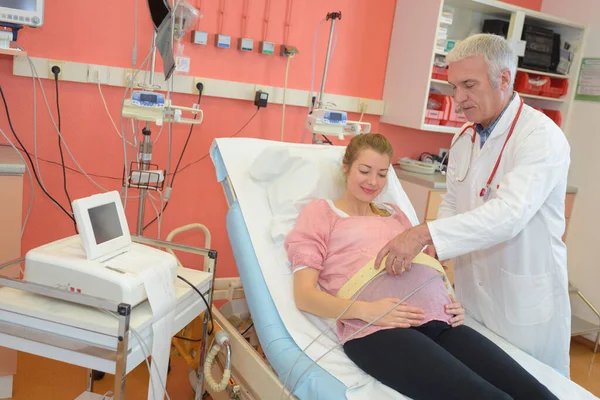 Schwangere Konsultiert Männlichen Arzt — Stockfoto