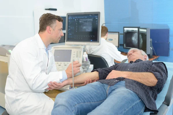 Doktor Bir Adama Ultrason Yapıyor — Stok fotoğraf
