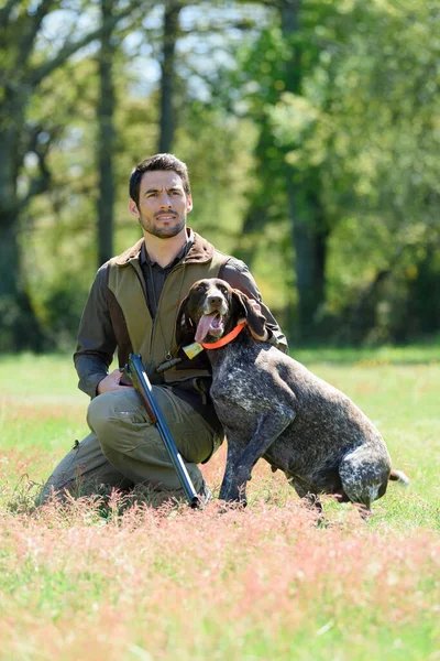 Porträt Eines Männlichen Jägers Mit Hund — Stockfoto