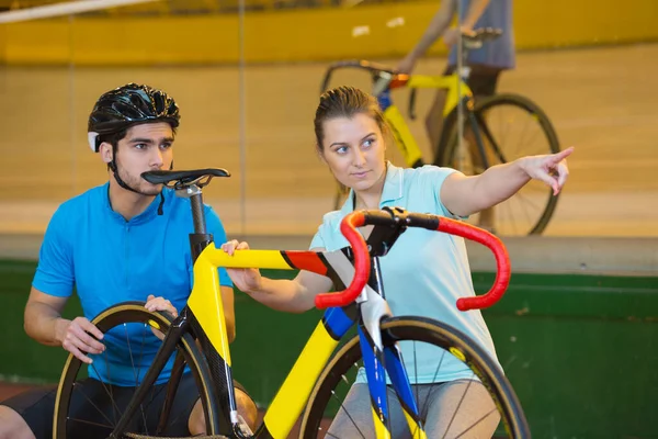 Kvinnlig Tränare Pratar Med Manliga Cyklisten — Stockfoto