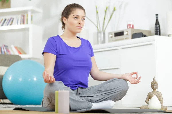 Oturma Odasında Lotus Pozisyonunda Yoga Kız — Stok fotoğraf