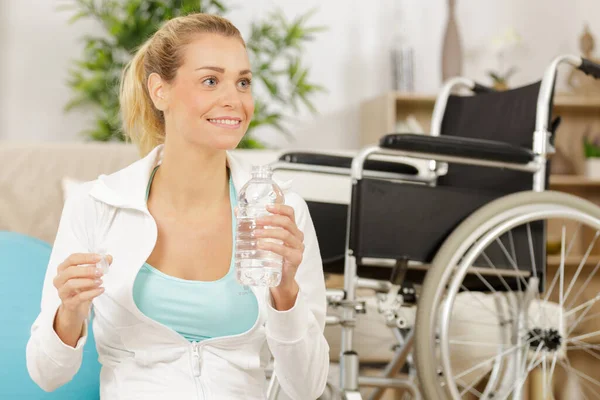 Žena Invalidním Vozíku Dělá Sport Míčem — Stock fotografie