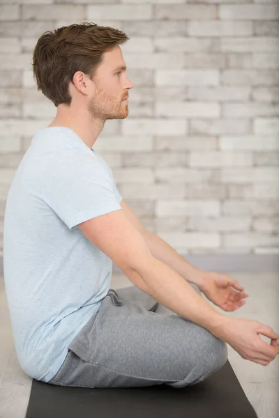 Man Die Yoga Beoefent Zittend Lotuspositie — Stockfoto