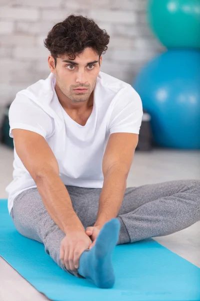 Homme Concentré Étirant Vers Avant Sur Tapis Yoga — Photo