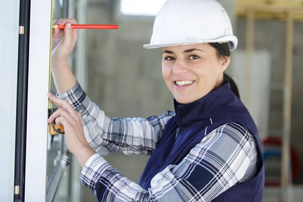Mujer Constructora Tomando Notas Sitio Construcción —  Fotos de Stock
