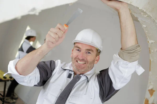 Sorrindo Construtor Hardhats Com Ferramentas Dentro Casa — Fotografia de Stock