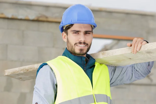 Bauarbeiter Und Lehrling Schleppen Holz Auf Baustelle — Stockfoto