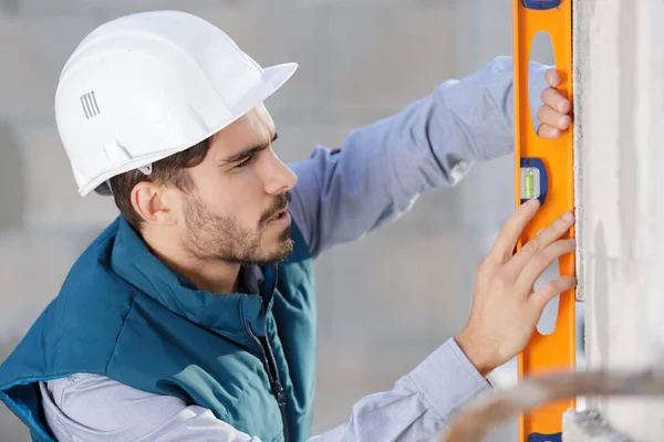 Man Builder Measuring Level Wall — Stock Photo, Image