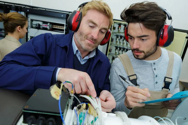 Retrato Homens Que Trabalham Com Eletrônica — Fotografia de Stock