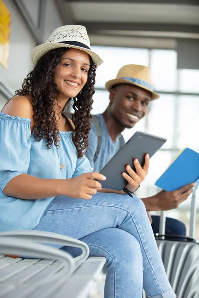 Young Couple Waiting Airplane Departure — Stock Photo, Image