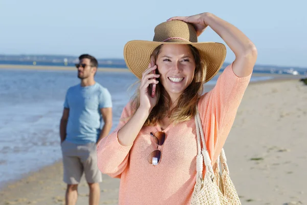 Koppel Het Strand Vrouw Mobiele Telefoon — Stockfoto