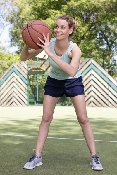 ボールを保持している競争力のある女性のバスケット ボール選手 — ストック写真