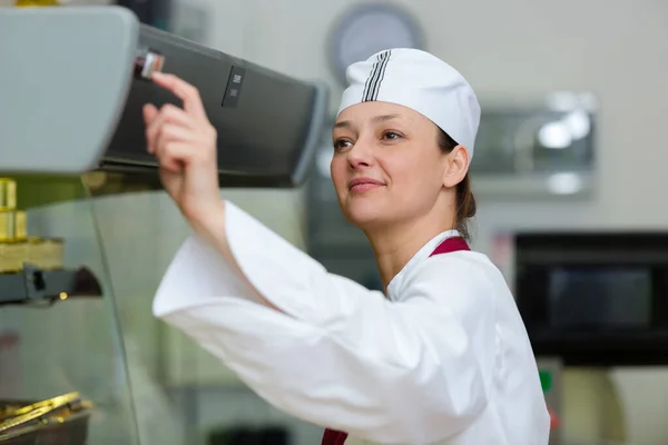 Žena Pracující Obědě Bufetu — Stock fotografie