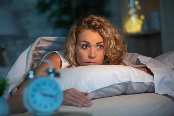 Žena Ležící Posteli Trpící Nespavostí — Stock fotografie