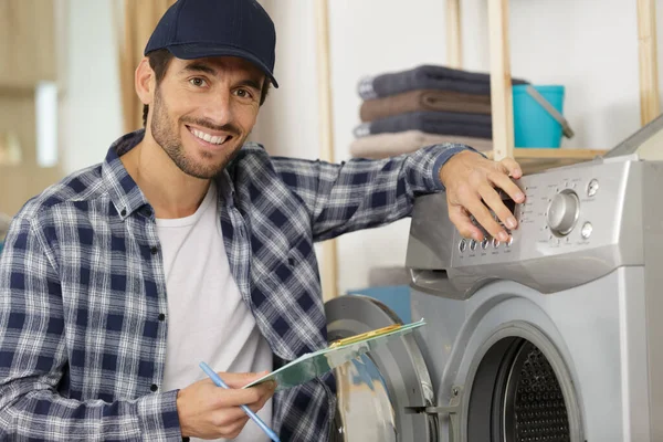 Reparateur Repariert Waschmaschine Der Küche — Stockfoto