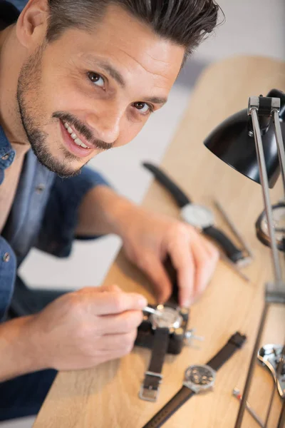 Szczęśliwy Człowiek Naprawić Zegarek Mechaniczny — Zdjęcie stockowe
