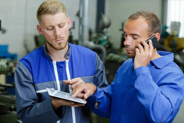 Dois Trabalhadores Verificando Algo Tablet — Fotografia de Stock