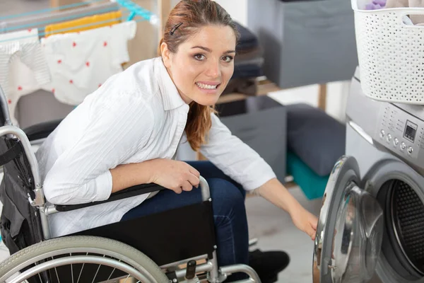 Niepełnosprawna Kobieta Wkłada Brudne Ubrania Pralki — Zdjęcie stockowe