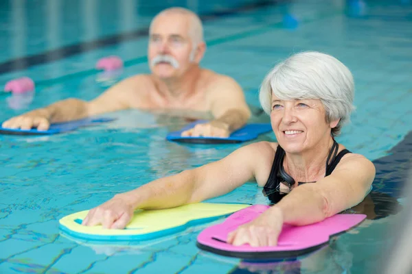 Starší Lidé Dělají Aqua Cvičení Bazénu — Stock fotografie