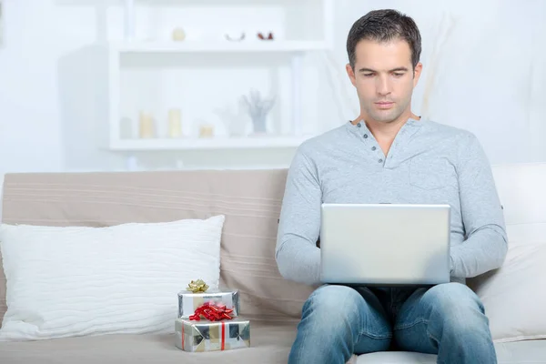 Mann Benutzt Laptop Mit Geschenken Seiner Seite — Stockfoto