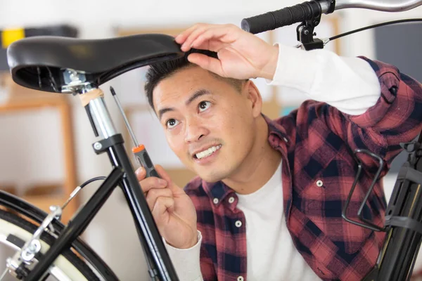 Man Som Arbetar Cykel Reparation Sho — Stockfoto