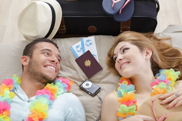 Paar Liegt Reiselustig Bett — Stockfoto