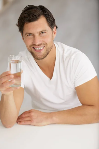 Afbeelding Van Een Man Die Een Glas Water Vasthoudt — Stockfoto