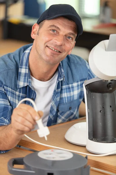 Man Repareert Koffiemachine Werkplaats — Stockfoto
